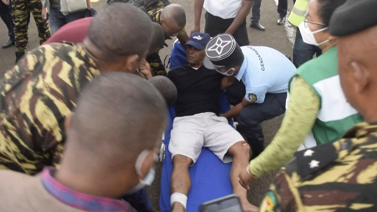 Vrtulník mířící k lodnímu neštěstí u Madagaskaru se zřítil. Ministr plaval půl dne ke břehu
